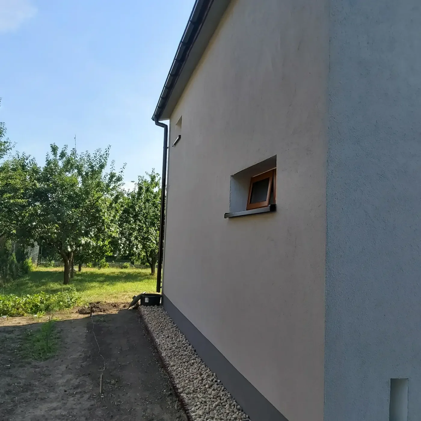 Biała elewacja domu wśród zieleni — zdjęcie 1