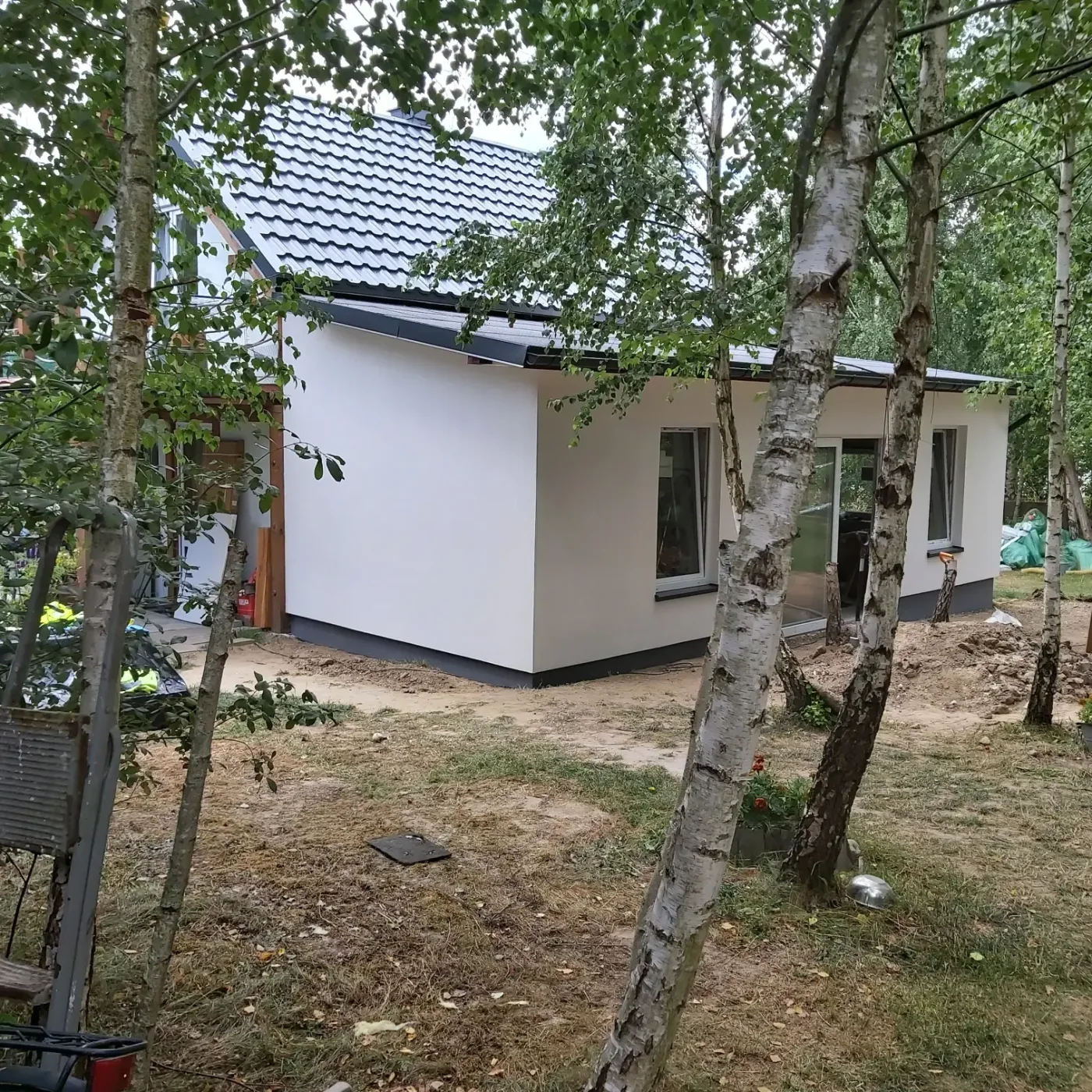 Biała elewacja domu wśród zieleni — zdjęcie 2