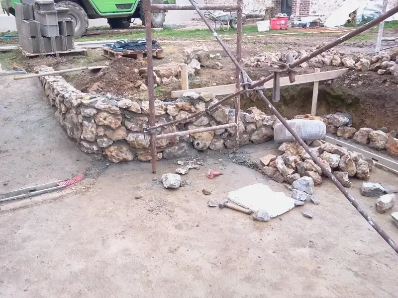 Prace przy murach, bramie i kominie — zdjęcie 30