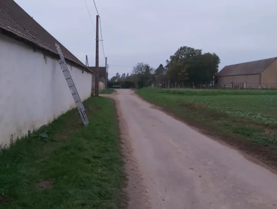Prace przy budynku gospodarczym