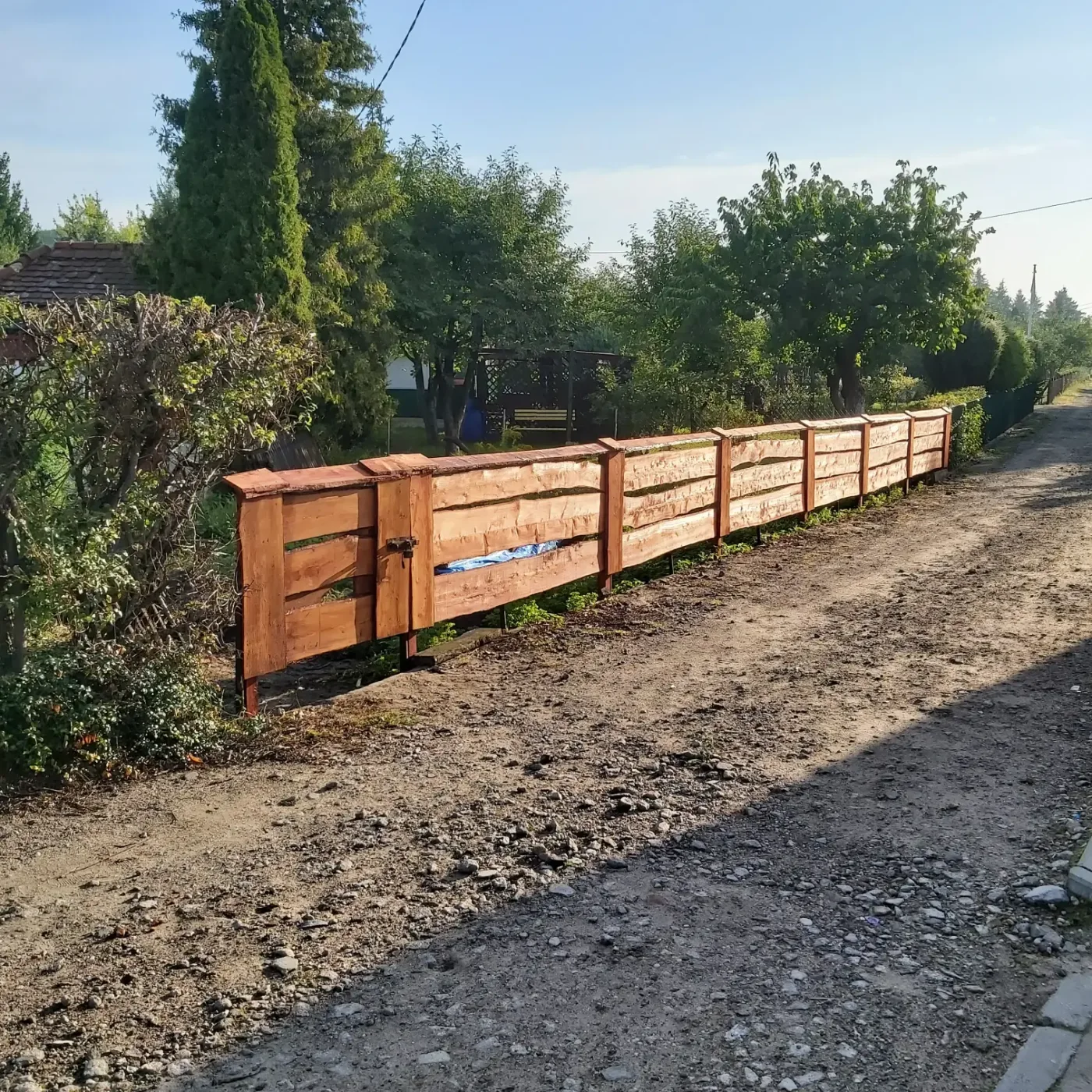 Drewniane ogrodzenie posesji — zdjęcie 1