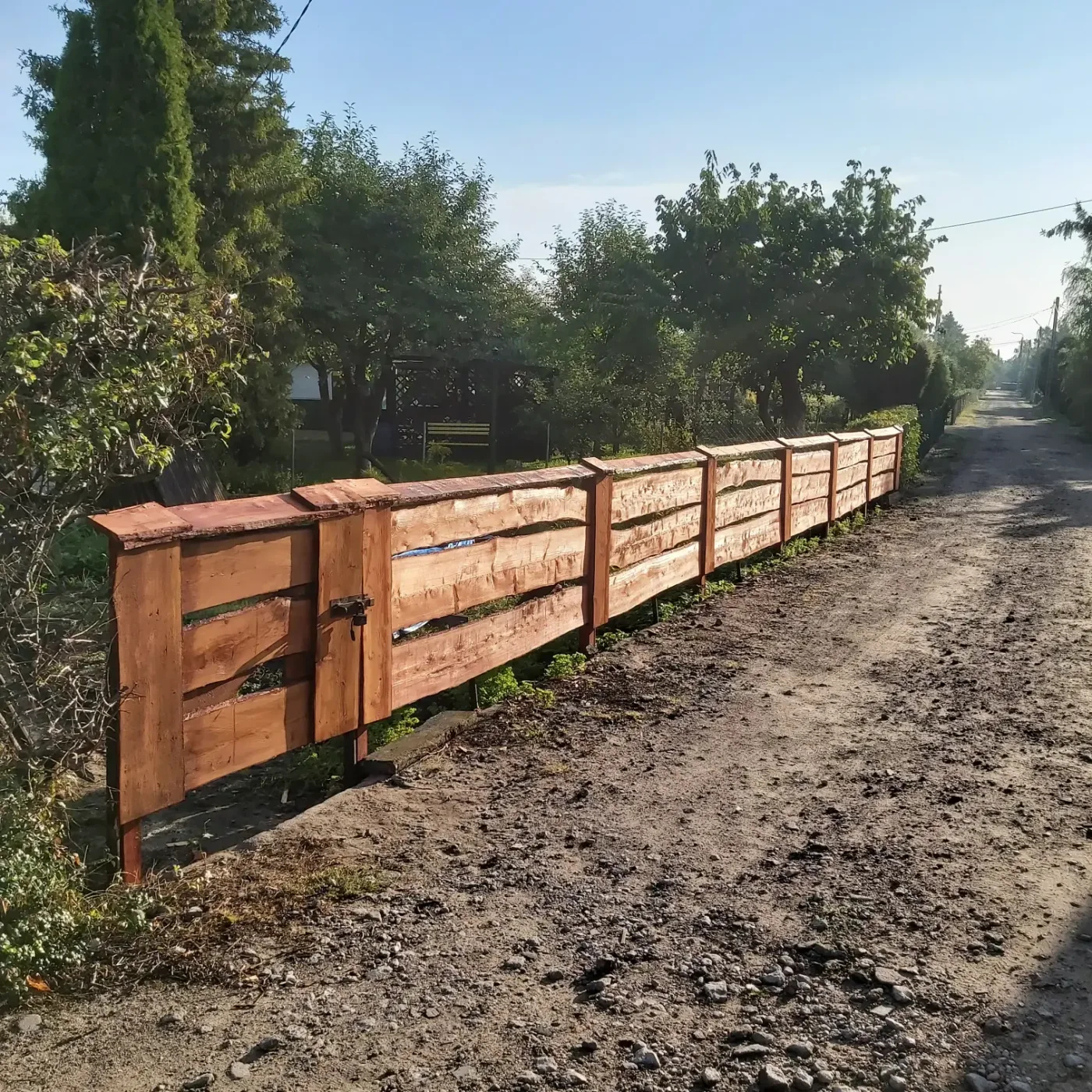 Drewniane ogrodzenie posesji — zdjęcie 2
